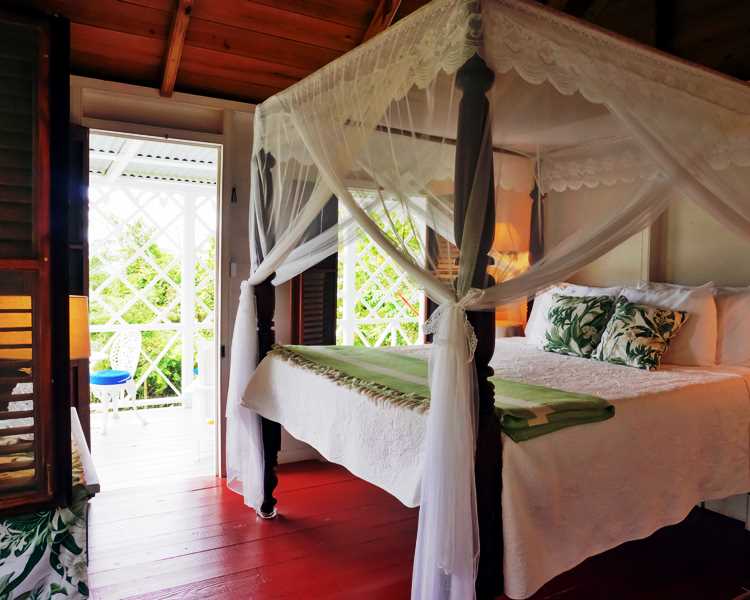 Canopy bed Four poster bed with netting